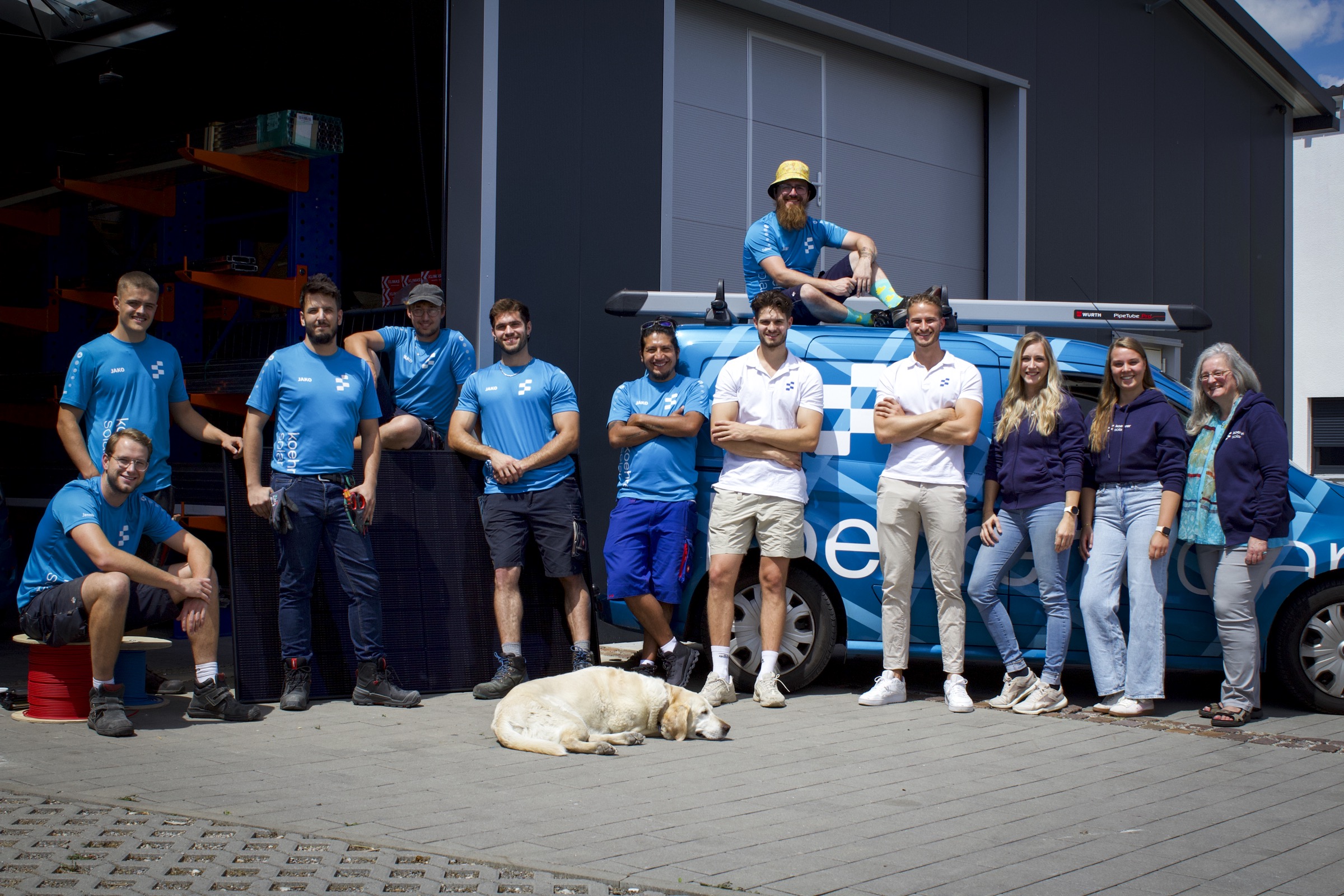 Koehrer Team vor dem Firmenfahrzeug